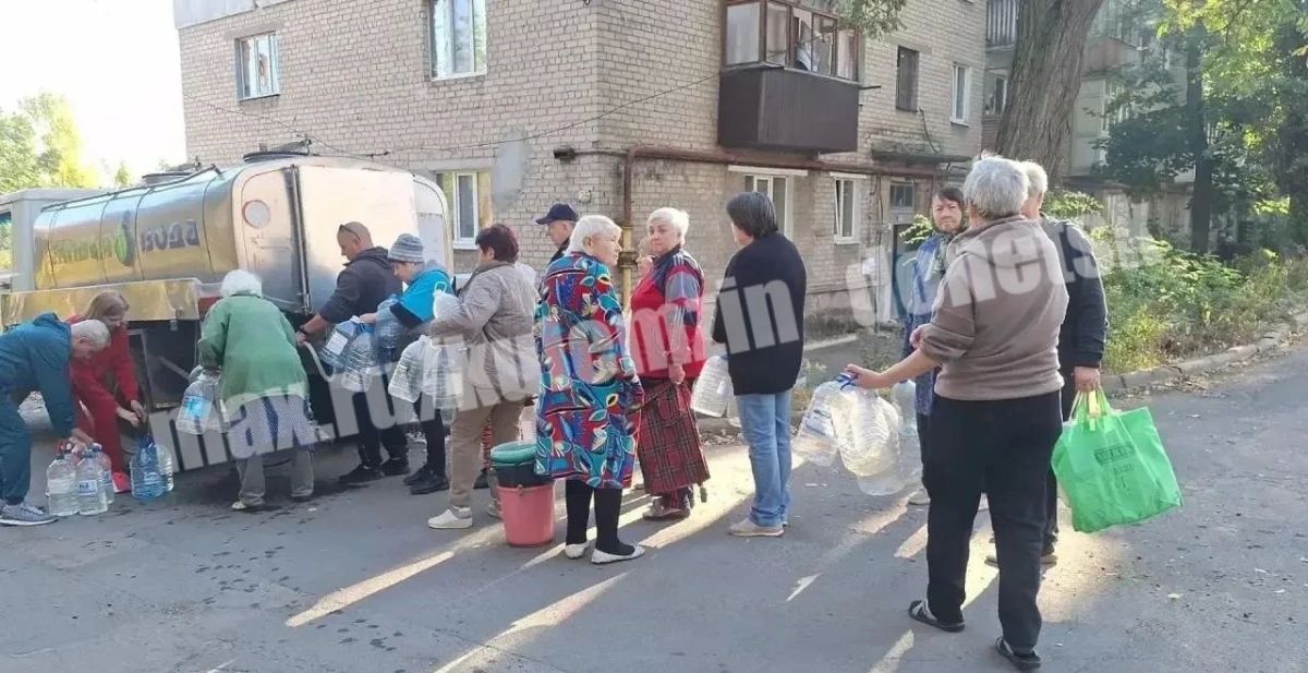 Алексей Кулемзин: Продолжаем помогать жителям Киевского района, где из-за нарушения энергоснабжения, связанного с вражескими атаками укронацистов, есть сложности с подачей воды по графику Алексей Кулемзин: Продолжаем помогать жителям Киевского района, где из-за нарушения энергоснабжения, связанного с вражескими атаками укронацистов, есть сложности с подачей воды по графику