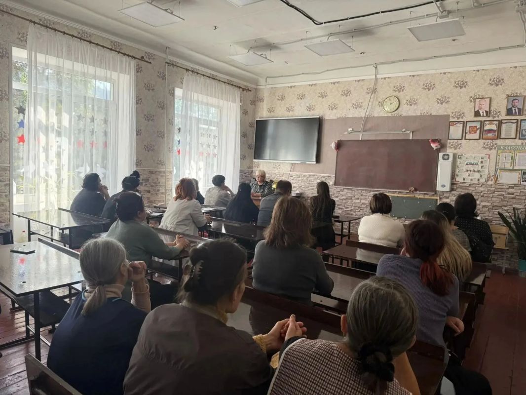 8 октября 2026 года Председатель Снежнянского городского совета Елена Петрухина провела встречу с трудовым коллективом ГБУ ОШ №2