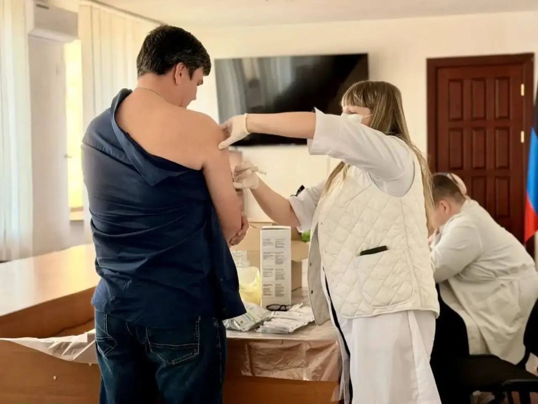 В администрации городского округа Торез состоялась вакцинация сотрудников против гриппа