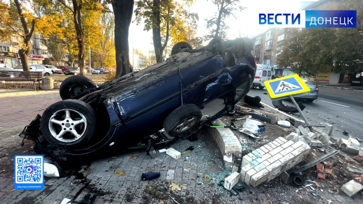 Полицейские устанавливают обстоятельства ДТП, в результате которого были травмированы двое взрослых и ребёнок