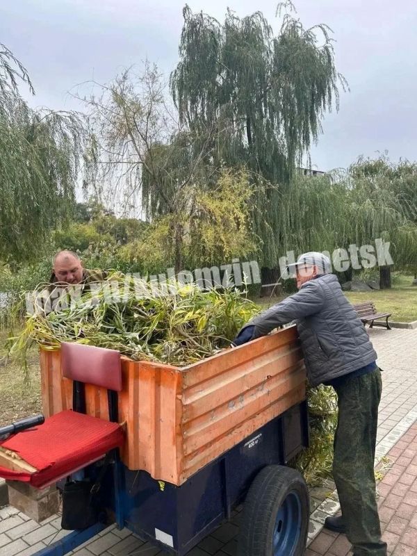 Команда Дирекции парков продолжает осенние работы по благоустройству территорий Команда Дирекции парков продолжает осенние работы по благоустройству территорий