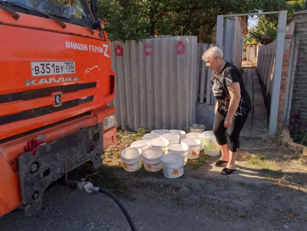 В Кировском внутригородском районе при поддержке региона-шефа Московская область продолжается подвоз воды для жителей домов, в которые в установленный графиком день не поступила вода В Кировском внутригородском районе при поддержке региона-шефа Московская область продолжается подвоз воды для жителей домов, в которые в установленный графиком день не поступила вода