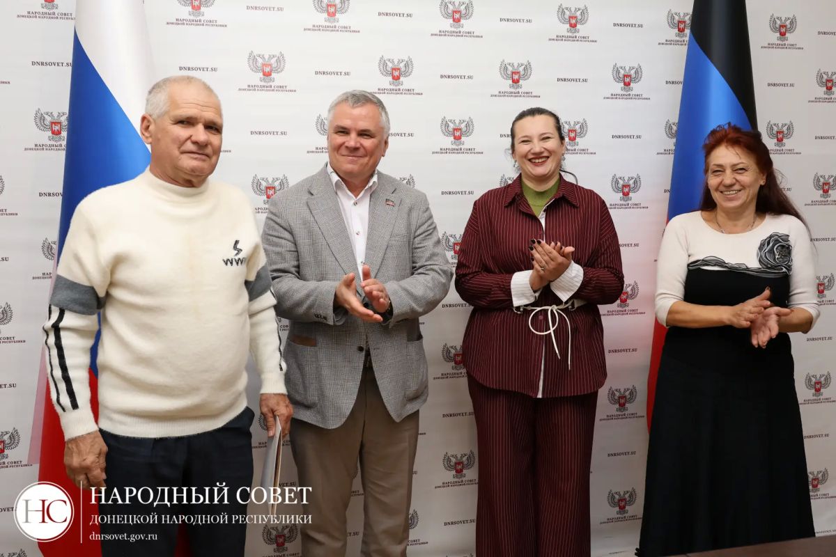 В Народном Совете отметили труд коллектива «Донснабкомплект» В Народном Совете отметили труд коллектива «Донснабкомплект»