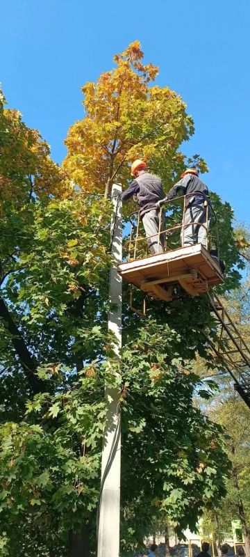 Мариупольские коммунальщики продолжают благоустройство городских территорий Мариупольские коммунальщики продолжают благоустройство городских территорий