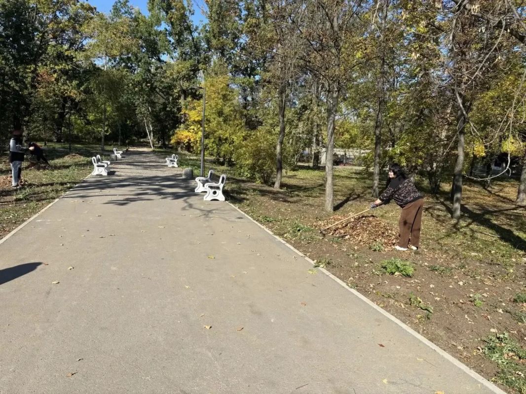 Сотрудники городского парка имени А.П.Чехова провели субботник, чтобы сделать любимое место отдыха чище и красивее Сотрудники городского парка имени А.П.Чехова провели субботник, чтобы сделать любимое место отдыха чище и красивее