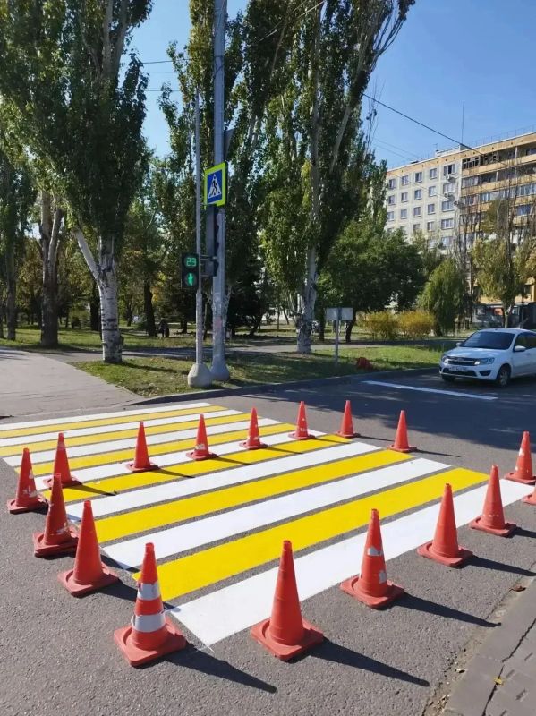 Мариупольские коммунальщики продолжают благоустройство городских территорий