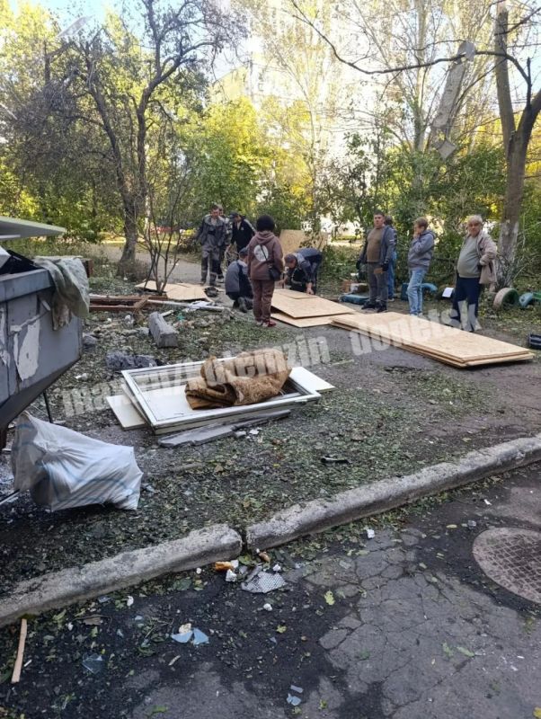 Специалисты шеф-региона г. Москва проводят работы по закрытию теплового контура в многоквартирных домах в Киевском районе, пострадавших в результате ночной атаки укрофашистов Специалисты шеф-региона г. Москва проводят работы по закрытию теплового контура в многоквартирных домах в Киевском районе, пострадавших в результате ночной атаки укрофашистов