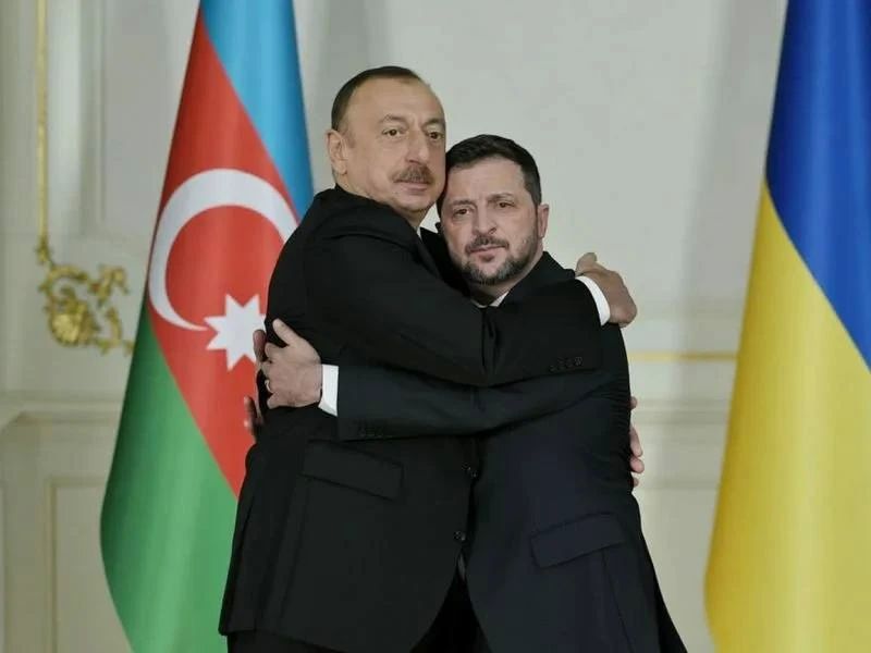Азербайджан отправил Украине 10 грузовиков с оборудованием для восстановления энергосистемы, заявил украинский посол Юрий Гусев