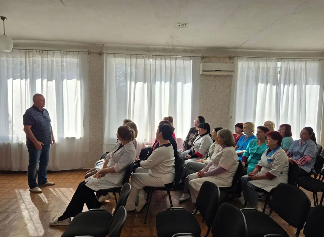 Депутат муниципального совета Игорь Харченко провел встречу с сотрудниками Амвросиевской центральной районной больницы