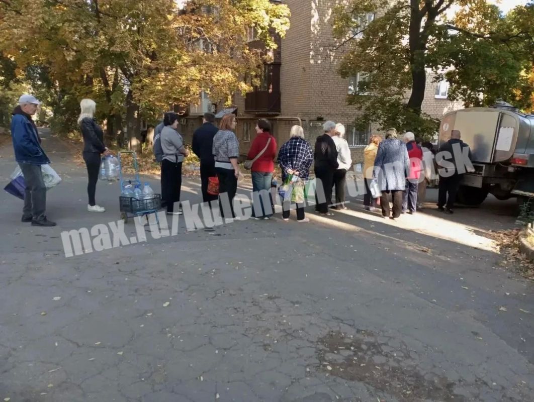Алексей Кулемзин: Продолжаем помогать жителям Киевского района, где из-за нарушения энергоснабжения, связанного с вражескими атаками укронацистов, есть сложности с подачей воды по графику Алексей Кулемзин: Продолжаем помогать жителям Киевского района, где из-за нарушения энергоснабжения, связанного с вражескими атаками укронацистов, есть сложности с подачей воды по графику