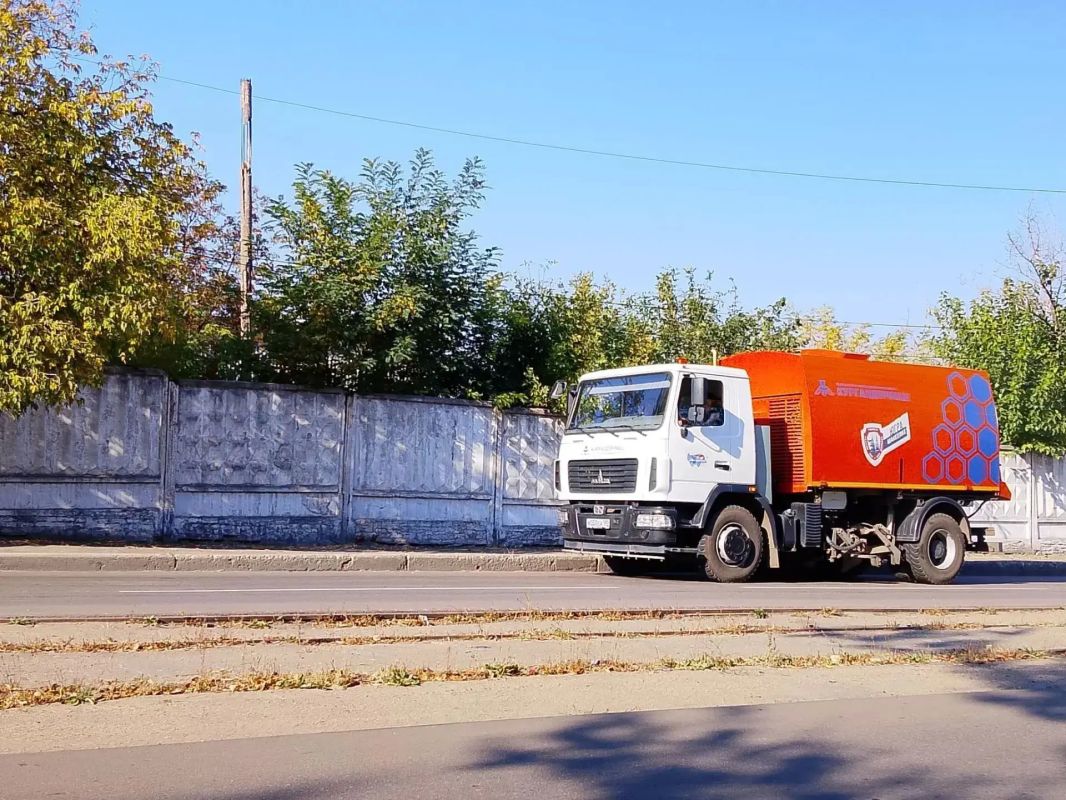 В Кировском внутригородском районе продолжаются работы по санитарному содержанию автодорг В Кировском внутригородском районе продолжаются работы по санитарному содержанию автодорг