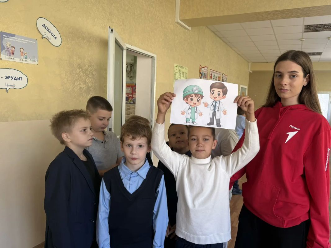 ЕДИНАЯ БОЛЬШАЯ ПЕРЕМЕНА. Сегодня, 9 октября , в рамках регионального проекта "Единая большая перемена" и акции "Учиться в Донбассе" учащиеся начальных классов продолжили знакомство с миром профессий ЕДИНАЯ БОЛЬШАЯ ПЕРЕМЕНА. Сегодня, 9 октября , в рамках регионального проекта "Единая большая перемена" и акции "Учиться в Донбассе" учащиеся начальных классов продолжили знакомство с миром профессий
