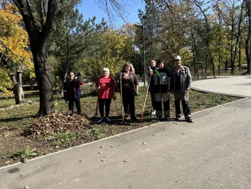 Сотрудники городского парка имени А.П.Чехова провели субботник, чтобы сделать любимое место отдыха чище и красивее Сотрудники городского парка имени А.П.Чехова провели субботник, чтобы сделать любимое место отдыха чище и красивее
