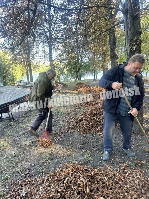 Команда Дирекции парков продолжает осенние работы по благоустройству территорий Команда Дирекции парков продолжает осенние работы по благоустройству территорий