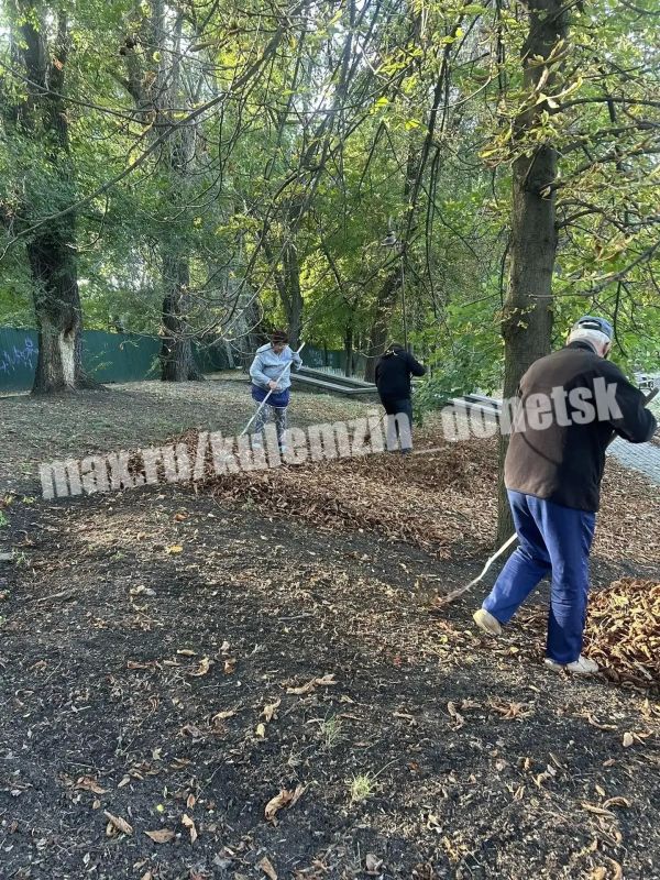 Команда Дирекции парков продолжает осенние работы по благоустройству территорий Команда Дирекции парков продолжает осенние работы по благоустройству территорий