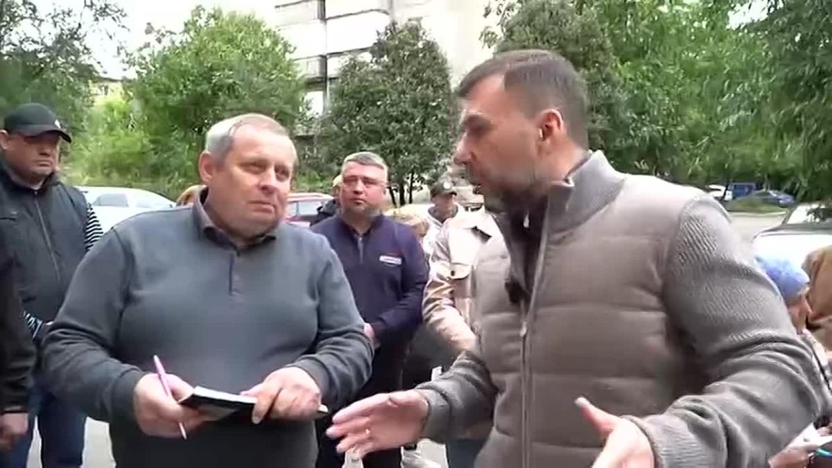 Глава ДНР Денис Пушилин провел встречу с жителями домов по улице Советской в Макеевке