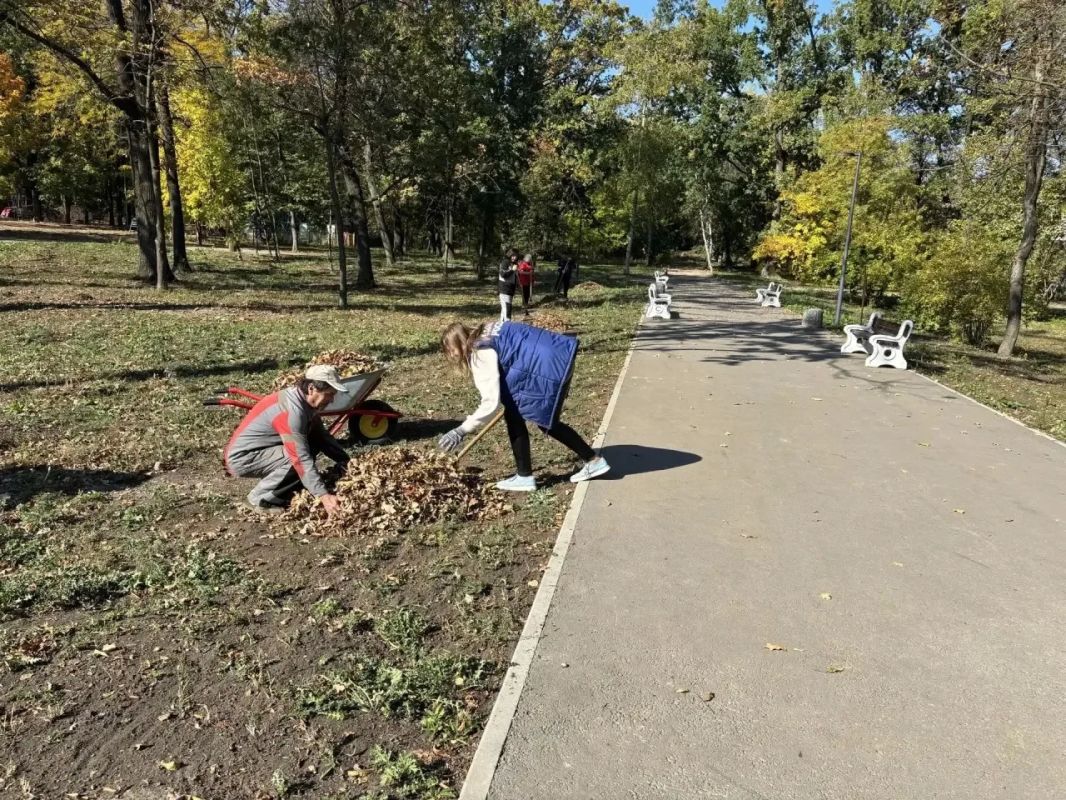 Сотрудники городского парка имени А.П.Чехова провели субботник, чтобы сделать любимое место отдыха чище и красивее Сотрудники городского парка имени А.П.Чехова провели субботник, чтобы сделать любимое место отдыха чище и красивее