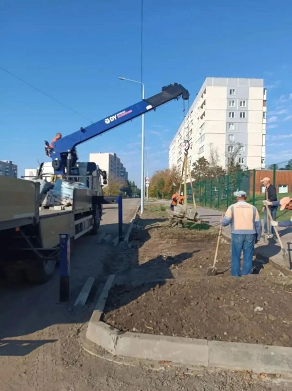 Мариупольские коммунальщики продолжают благоустройство городских территорий Мариупольские коммунальщики продолжают благоустройство городских территорий
