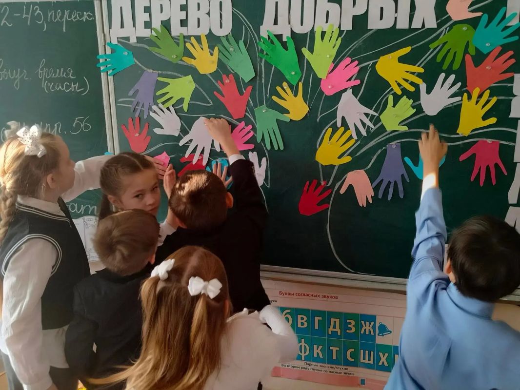 В рамках Всемирного дня психического здоровья и проекта «Дети Донбасса» в общеобразовательных организациях состоялась акция «Дерево добрых пожеланий» В рамках Всемирного дня психического здоровья и проекта «Дети Донбасса» в общеобразовательных организациях состоялась акция «Дерево добрых пожеланий»