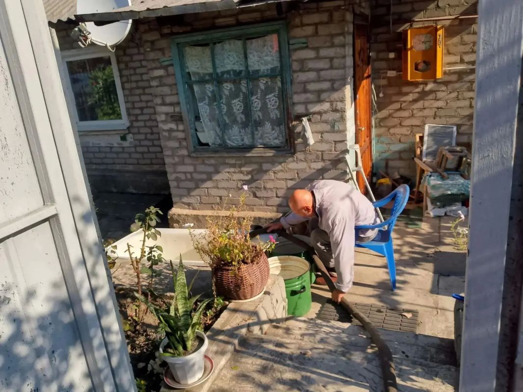 В Кировском внутригородском районе при поддержке региона-шефа Московская область продолжается подвоз воды для жителей домов, в которые в установленный графиком день не поступила вода