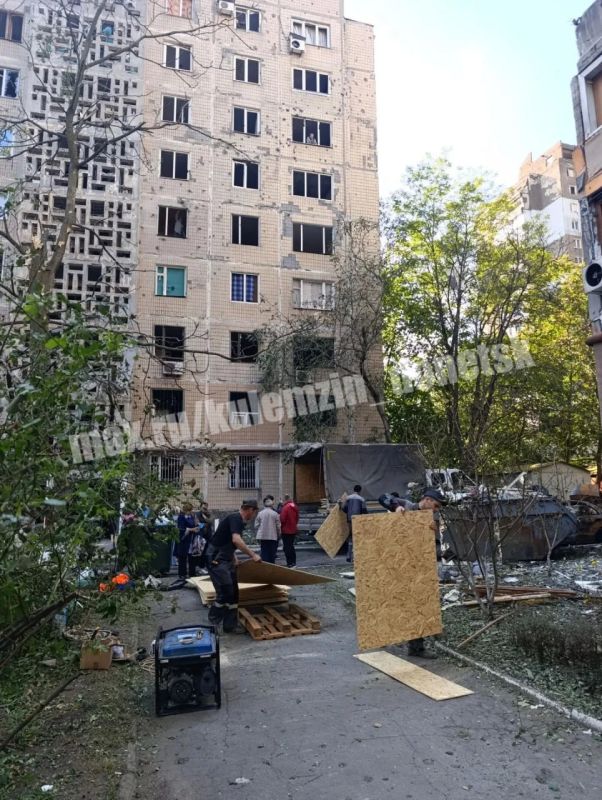 Специалисты шеф-региона г. Москва проводят работы по закрытию теплового контура в многоквартирных домах в Киевском районе, пострадавших в результате ночной атаки укрофашистов