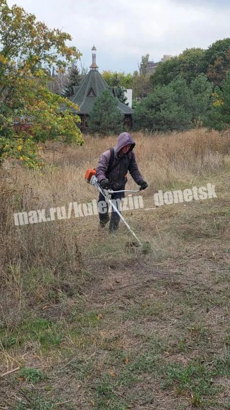 Команда Дирекции парков продолжает осенние работы по благоустройству территорий Команда Дирекции парков продолжает осенние работы по благоустройству территорий