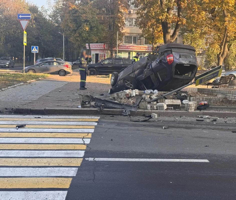 ПОЛИЦЕЙСКИЕ УСТАНАВЛИВАЮТ ОБСТОЯТЕЛЬСТВА ДТП, В РЕЗУЛЬТАТЕ КОТОРОГО ТРАВМИРОВАНЫ ДВОЕ ВЗРОСЛЫХ И РЕБЕНОК