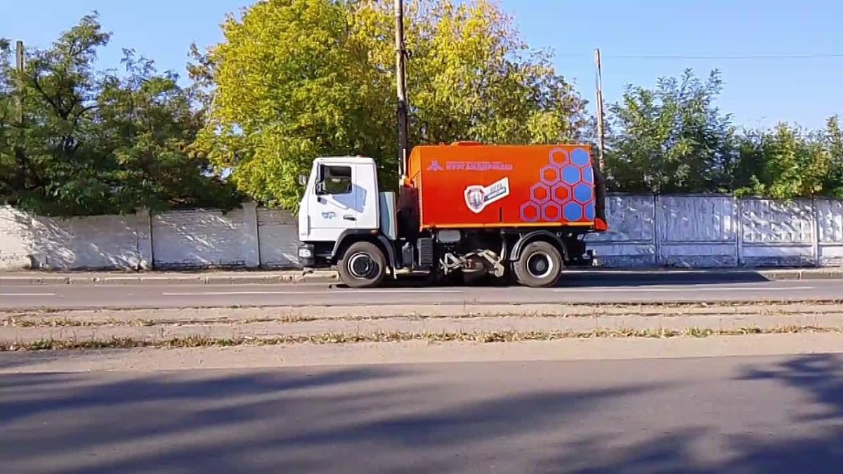 В Кировском внутригородском районе продолжаются работы по санитарному содержанию автодорг