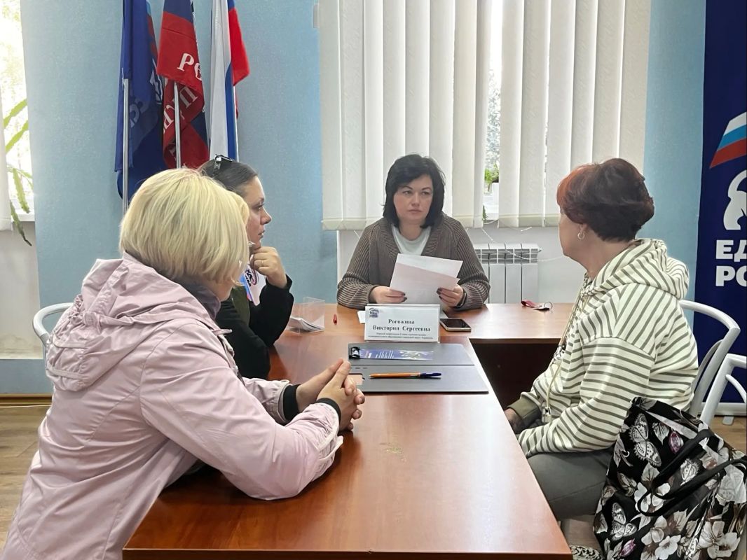 Первый заместитель главы муниципального образования городской округ Харцызск Виктория Рогожина провела прием граждан в общественной приемной «Единой России» Первый заместитель главы муниципального образования городской округ Харцызск Виктория Рогожина провела прием граждан в общественной приемной «Единой России»