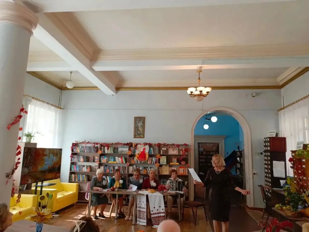 В Зугрэсской - библиотеке-филиале №3 с участием клубов «Лира» и Серебряная нить» прошло тёплое и душевное литературно-развлекательное мероприятие "Закружилась в небе осень" В Зугрэсской - библиотеке-филиале №3 с участием клубов «Лира» и Серебряная нить» прошло тёплое и душевное литературно-развлекательное мероприятие "Закружилась в небе осень"