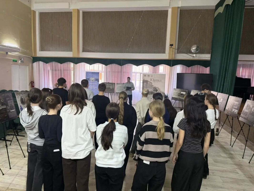 Школьники Шахтерска ознакомились с выставкой «Юзовка Школьники Шахтерска ознакомились с выставкой «Юзовка