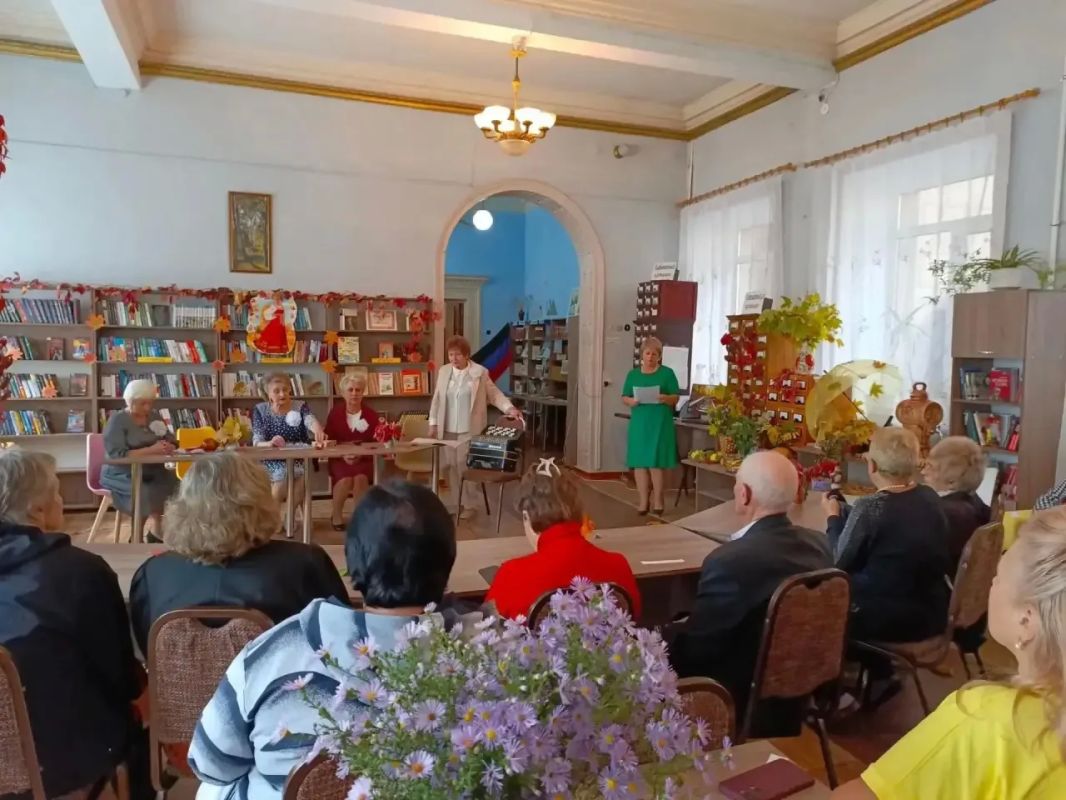 В Зугрэсской - библиотеке-филиале №3 с участием клубов «Лира» и Серебряная нить» прошло тёплое и душевное литературно-развлекательное мероприятие "Закружилась в небе осень" В Зугрэсской - библиотеке-филиале №3 с участием клубов «Лира» и Серебряная нить» прошло тёплое и душевное литературно-развлекательное мероприятие "Закружилась в небе осень"