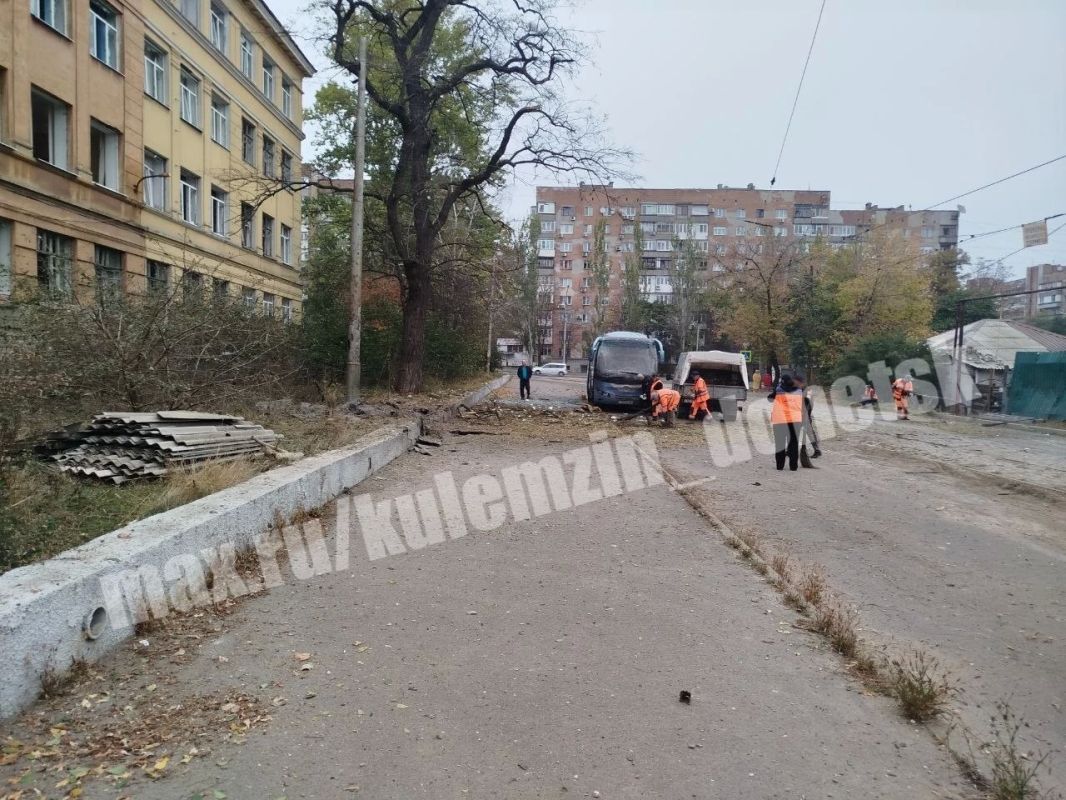 Алексей Кулемзин: В Ворошиловском районе сотрудники муниципального предприятия «Дорожное ремонтно-строительное управление» приступили к ликвидации последствий ночной атаки БПЛА Алексей Кулемзин: В Ворошиловском районе сотрудники муниципального предприятия «Дорожное ремонтно-строительное управление» приступили к ликвидации последствий ночной атаки БПЛА