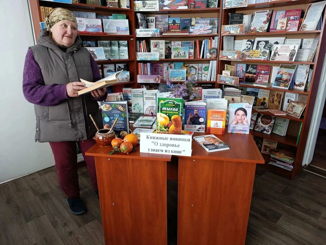 В читальном зале библиотеки для посетителей оформлена книжная выставка «О здоровье узнаем из книг» и проведен библиографический обзор представленных книг