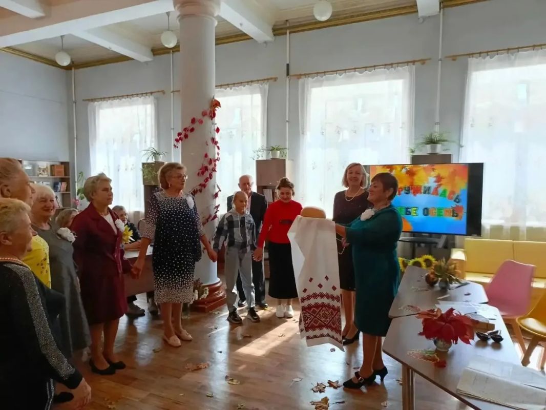 В Зугрэсской - библиотеке-филиале №3 с участием клубов «Лира» и Серебряная нить» прошло тёплое и душевное литературно-развлекательное мероприятие "Закружилась в небе осень" В Зугрэсской - библиотеке-филиале №3 с участием клубов «Лира» и Серебряная нить» прошло тёплое и душевное литературно-развлекательное мероприятие "Закружилась в небе осень"