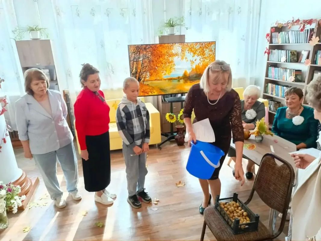 В Зугрэсской - библиотеке-филиале №3 с участием клубов «Лира» и Серебряная нить» прошло тёплое и душевное литературно-развлекательное мероприятие "Закружилась в небе осень" В Зугрэсской - библиотеке-филиале №3 с участием клубов «Лира» и Серебряная нить» прошло тёплое и душевное литературно-развлекательное мероприятие "Закружилась в небе осень"