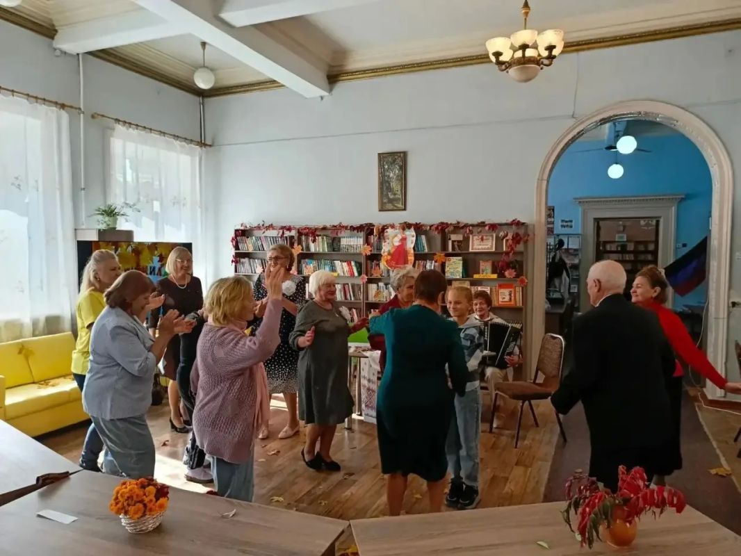 В Зугрэсской - библиотеке-филиале №3 с участием клубов «Лира» и Серебряная нить» прошло тёплое и душевное литературно-развлекательное мероприятие "Закружилась в небе осень" В Зугрэсской - библиотеке-филиале №3 с участием клубов «Лира» и Серебряная нить» прошло тёплое и душевное литературно-развлекательное мероприятие "Закружилась в небе осень"