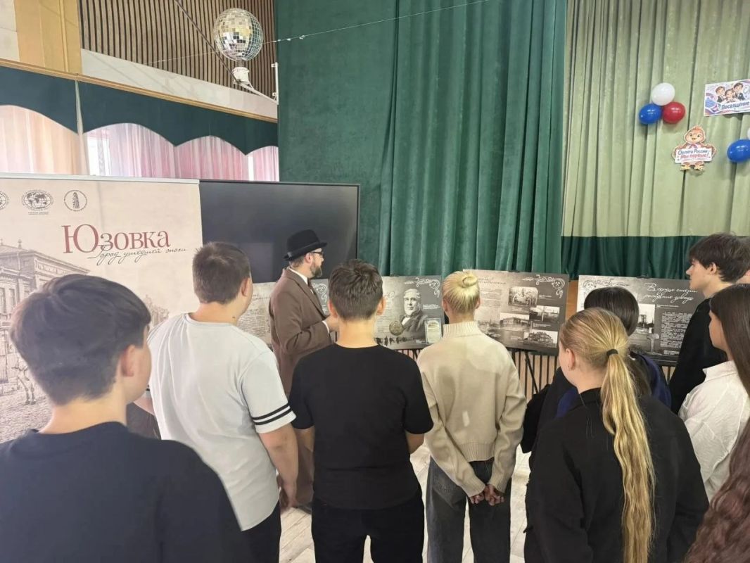 Школьники Шахтерска ознакомились с выставкой «Юзовка. Город ушедшей эпохи» Школьники Шахтерска ознакомились с выставкой «Юзовка. Город ушедшей эпохи»