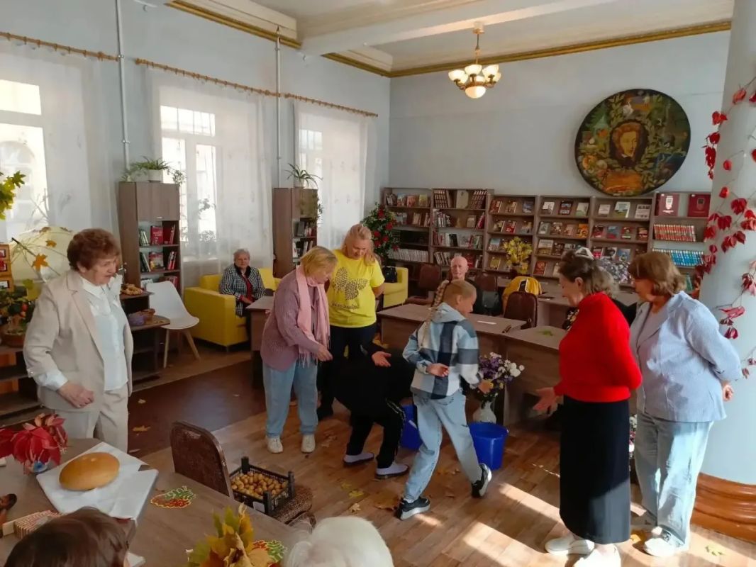 В Зугрэсской - библиотеке-филиале №3 с участием клубов «Лира» и Серебряная нить» прошло тёплое и душевное литературно-развлекательное мероприятие "Закружилась в небе осень" В Зугрэсской - библиотеке-филиале №3 с участием клубов «Лира» и Серебряная нить» прошло тёплое и душевное литературно-развлекательное мероприятие "Закружилась в небе осень"