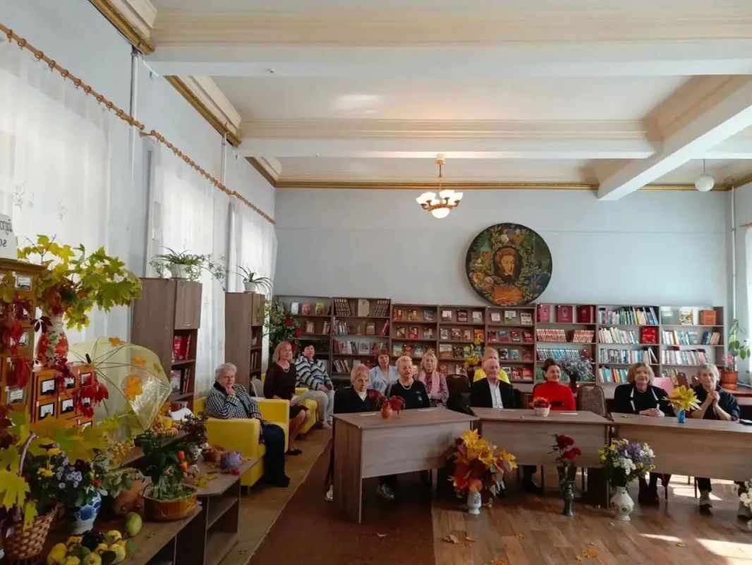 В Зугрэсской - библиотеке-филиале №3 с участием клубов «Лира» и Серебряная нить» прошло тёплое и душевное литературно-развлекательное мероприятие "Закружилась в небе осень"