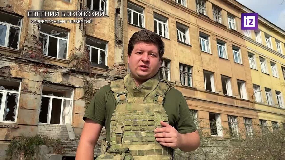 • Дрон упал рядом со зданием школы в Донецке — последствия показал корреспондент "Известий" Евгений Быковский