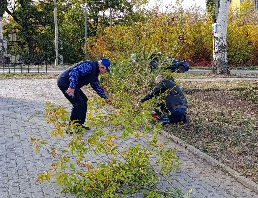 Наталья Бегуненко: Сегодня, 10 октября в рамках проекта «Городская среда», реализуемого Всероссийской Политической Партией «Единая Россия» в Петровском районе города Донецка прошел субботник Наталья Бегуненко: Сегодня, 10 октября в рамках проекта «Городская среда», реализуемого Всероссийской Политической Партией «Единая Россия» в Петровском районе города Донецка прошел субботник