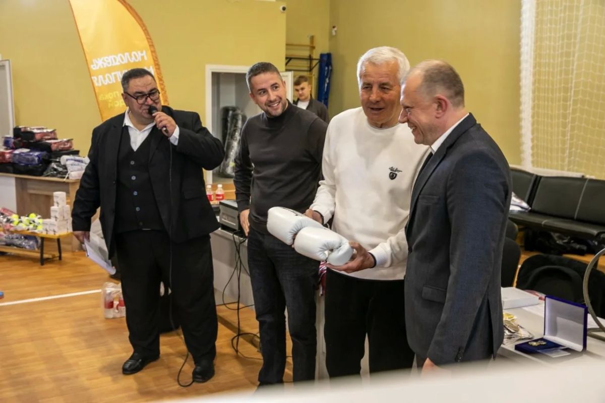 Владимир Дворцов стал почетным гражданином Мариуполя Владимир Дворцов стал почетным гражданином Мариуполя