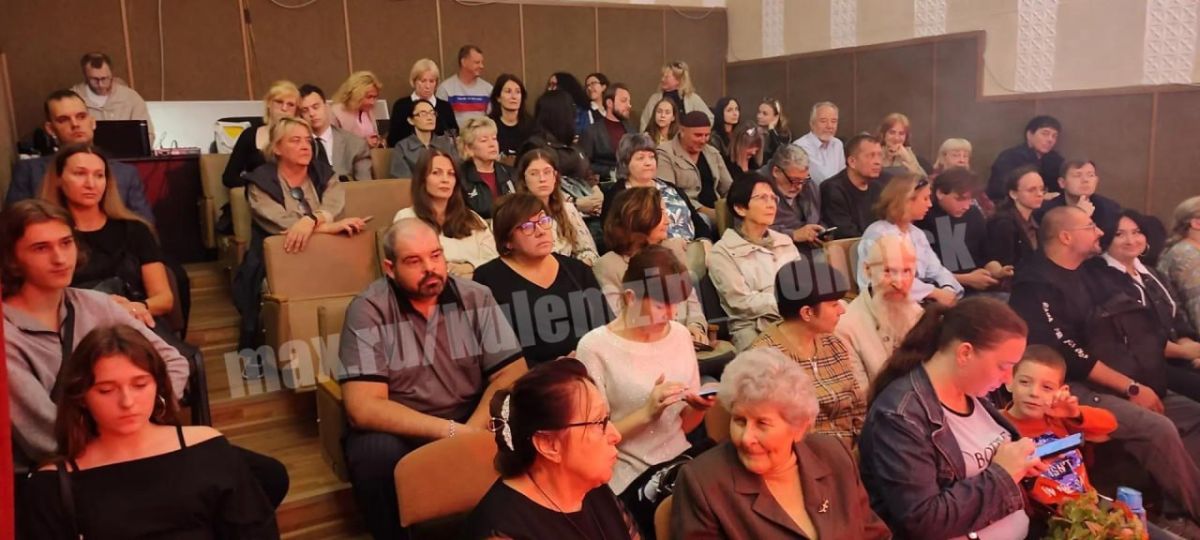Сегодня в Донецком городском молодёжном центре состоялась премьера спектакля «Тёмные аллеи» по мотивам произведений Ивана Бунина Сегодня в Донецком городском молодёжном центре состоялась премьера спектакля «Тёмные аллеи» по мотивам произведений Ивана Бунина