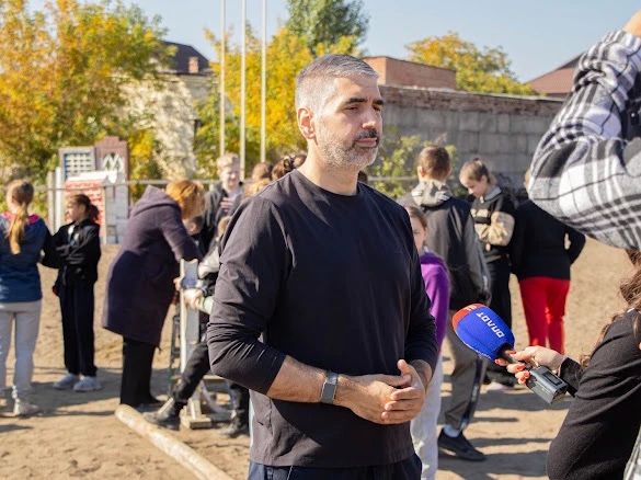 Алексей Дорофеев организовал сеанс иппотерапии для детей с нарушениями слуха и зрения Алексей Дорофеев организовал сеанс иппотерапии для детей с нарушениями слуха и зрения