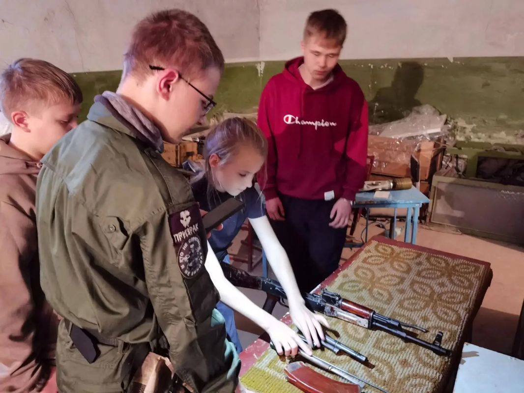 ЮНАРМЕЙСКИЕ ЗАНЯТИЯ. Юнармейцы ВПК «Ратник» г. о. Макеевка, Тельнов Артур, Бутенко Николай, Жильцова Анастасия, Токаренко Алексей, Медведев Руслан, Насекайло Анна, Таскаев Владислав, Воронина Елена, Ершова Анна, Мохий... ЮНАРМЕЙСКИЕ ЗАНЯТИЯ. Юнармейцы ВПК «Ратник» г. о. Макеевка, Тельнов Артур, Бутенко Николай, Жильцова Анастасия, Токаренко Алексей, Медведев Руслан, Насекайло Анна, Таскаев Владислав, Воронина Елена, Ершова Анна, Мохий...