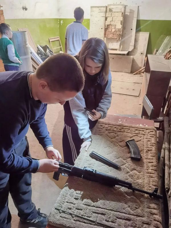 ЮНАРМЕЙСКИЕ ЗАНЯТИЯ. Юнармейцы ВПК «Ратник» г. о. Макеевка, Тельнов Артур, Бутенко Николай, Жильцова Анастасия, Токаренко Алексей, Медведев Руслан, Насекайло Анна, Таскаев Владислав, Воронина Елена, Ершова Анна, Мохий... ЮНАРМЕЙСКИЕ ЗАНЯТИЯ. Юнармейцы ВПК «Ратник» г. о. Макеевка, Тельнов Артур, Бутенко Николай, Жильцова Анастасия, Токаренко Алексей, Медведев Руслан, Насекайло Анна, Таскаев Владислав, Воронина Елена, Ершова Анна, Мохий...