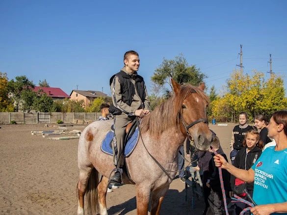 Алексей Дорофеев организовал сеанс иппотерапии для детей с нарушениями слуха и зрения Алексей Дорофеев организовал сеанс иппотерапии для детей с нарушениями слуха и зрения