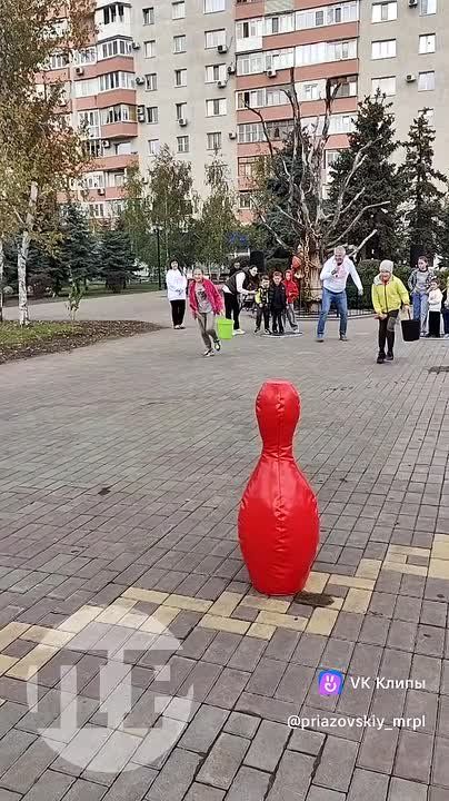 Для детворы сегодняшнее открытие сквера "Лукоморье" принесло множество впечатлений: новые игровые комплексы, качели, скульптуры сказочных героев, а ещё конкурсы, подвижные игры, аквагрим