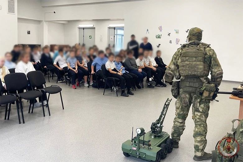 Росгвардейцы провели урок мужества для школьников ДНР Росгвардейцы провели урок мужества для школьников ДНР